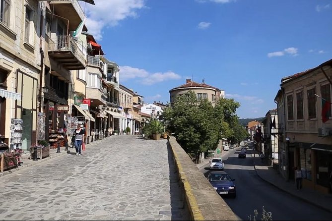 Bulgaria Day Trip: Basarabovo Monastery, Tsarevets & Arbanasi - Tsarevets in Veliko Tarnovo: UNESCO sights and real hilltop street vibes