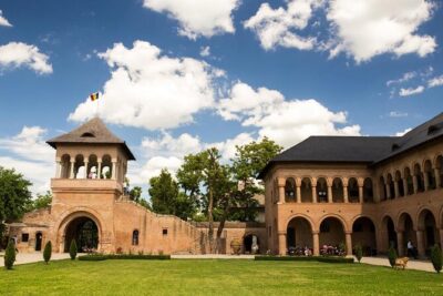 Private Half Day Trip to Snagov Monastery and Mogosoaia Palace from Bucharest - Mogosoaia Palace and Romanian architecture: what you’ll actually see