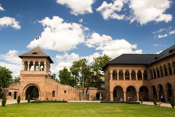 Private Half Day Trip to Snagov Monastery and Mogosoaia Palace from Bucharest - Mogosoaia Palace and Romanian architecture: what you’ll actually see